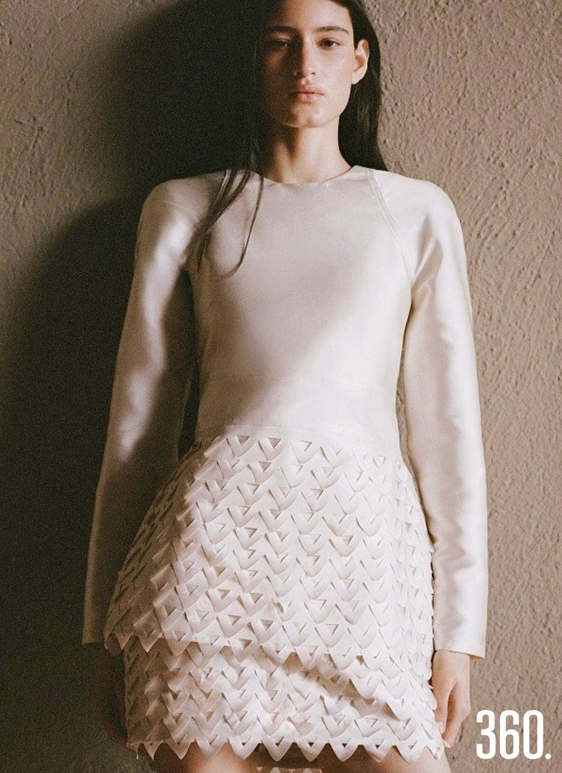 Vestido blanco fluido con silueta minimalista de Lorena Saravia x H&M. $!Vestido blanco fluido con silueta minimalista de Lorena Saravia x H&M.