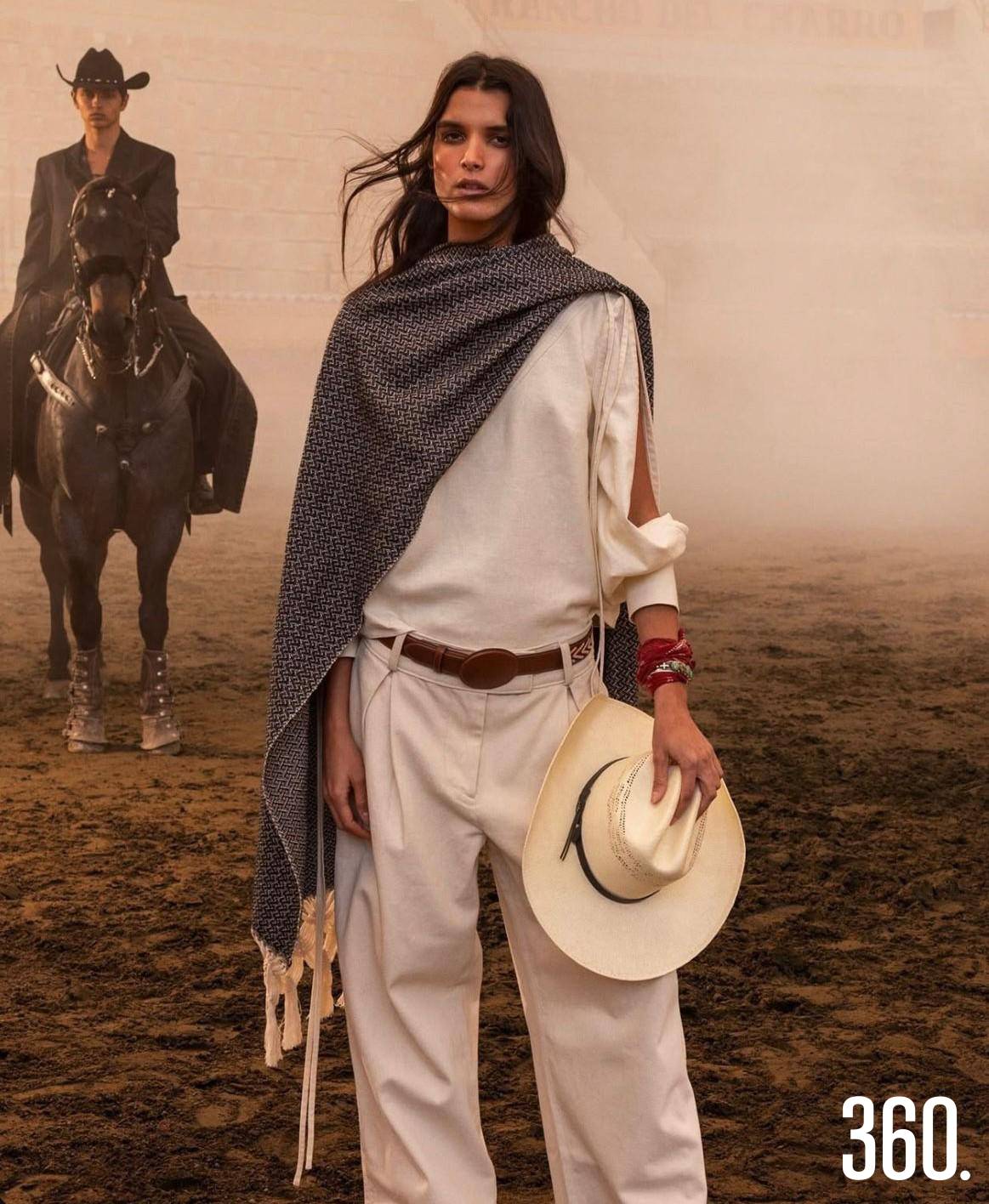 Chales oscuros que contrastan con blusas y pantalones blancos en la propuesta de Lorena Saravia x H&M. $!Chales oscuros que contrastan con blusas y pantalones blancos en la propuesta de Lorena Saravia x H&M.