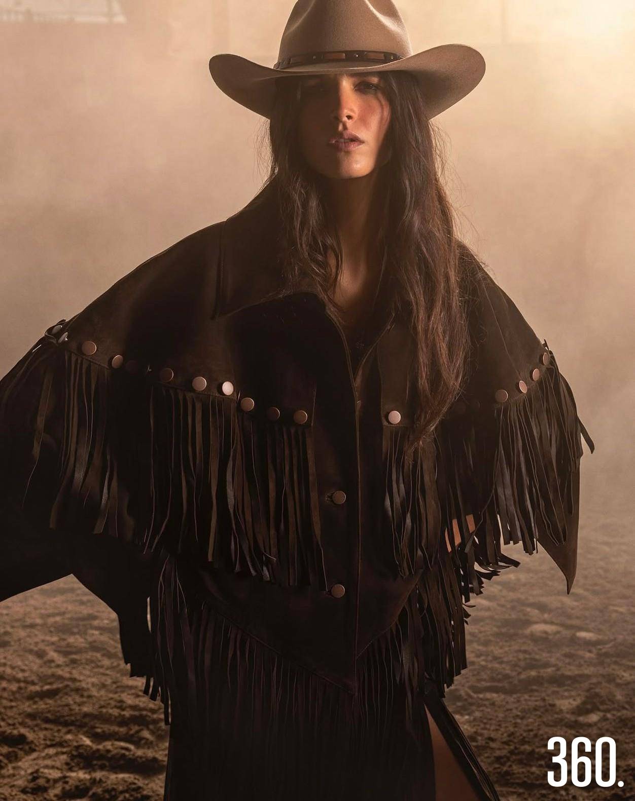 Conjunto de chaqueta y botas que refleja el estilo vaquero de la colección. $!Conjunto de chaqueta y botas que refleja el estilo vaquero de la colección.