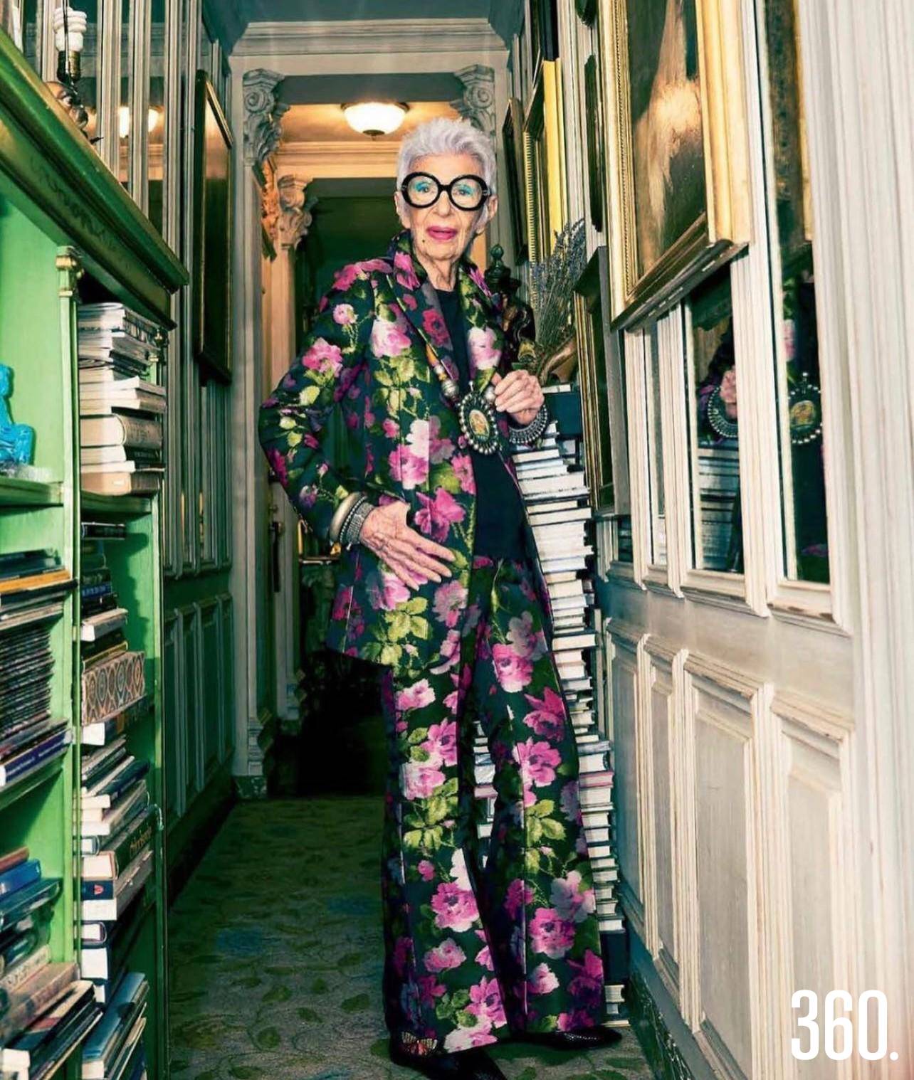 Iris Apfel, ícono global de la moda, demuestra que la autenticidad nunca pasa de moda. $!Iris Apfel, ícono global de la moda, demuestra que la autenticidad nunca pasa de moda.