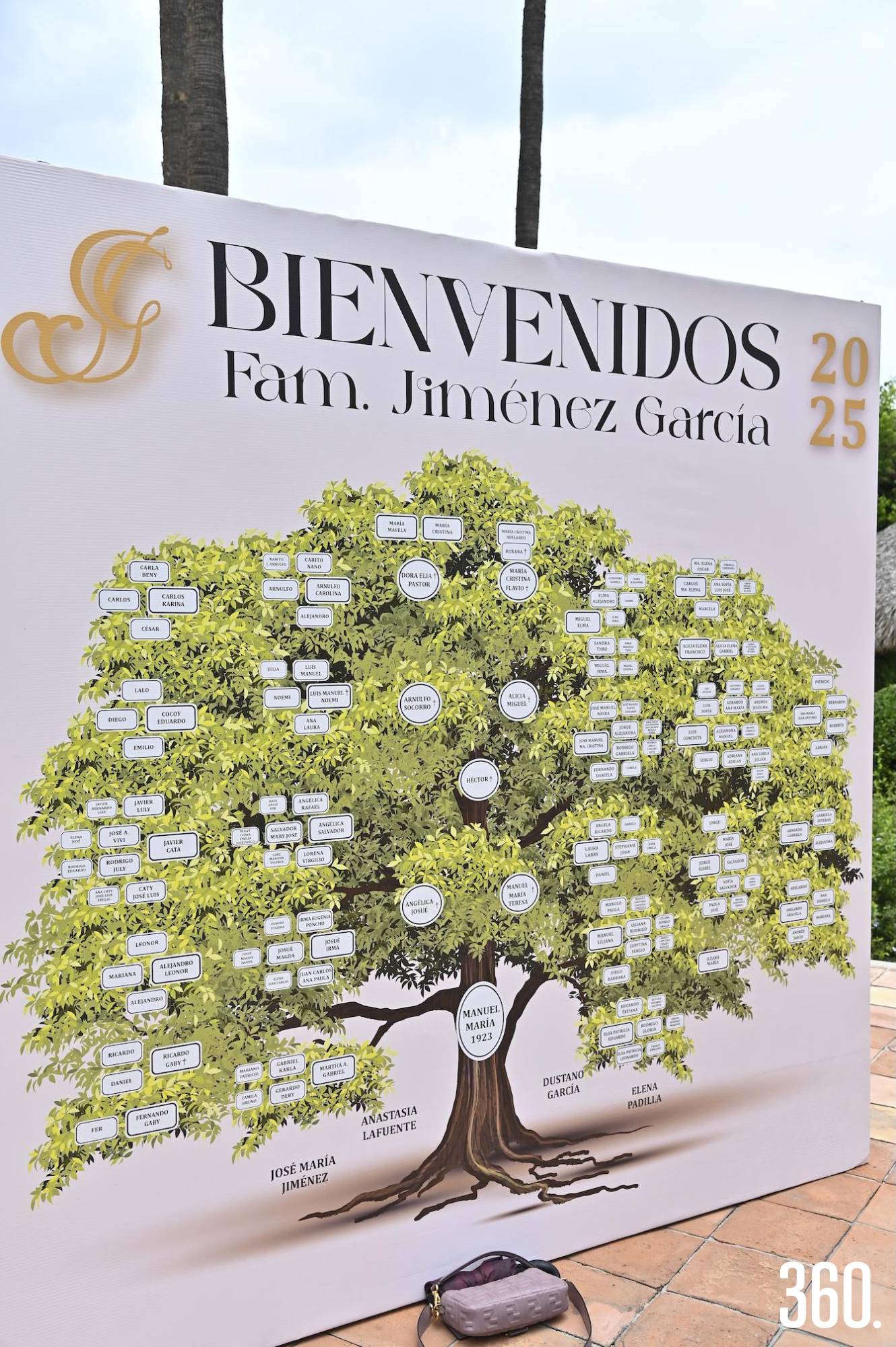 El árbol genealógico que dio la bienvenida a los asistentes. $!El árbol genealógico que dio la bienvenida a los asistentes.