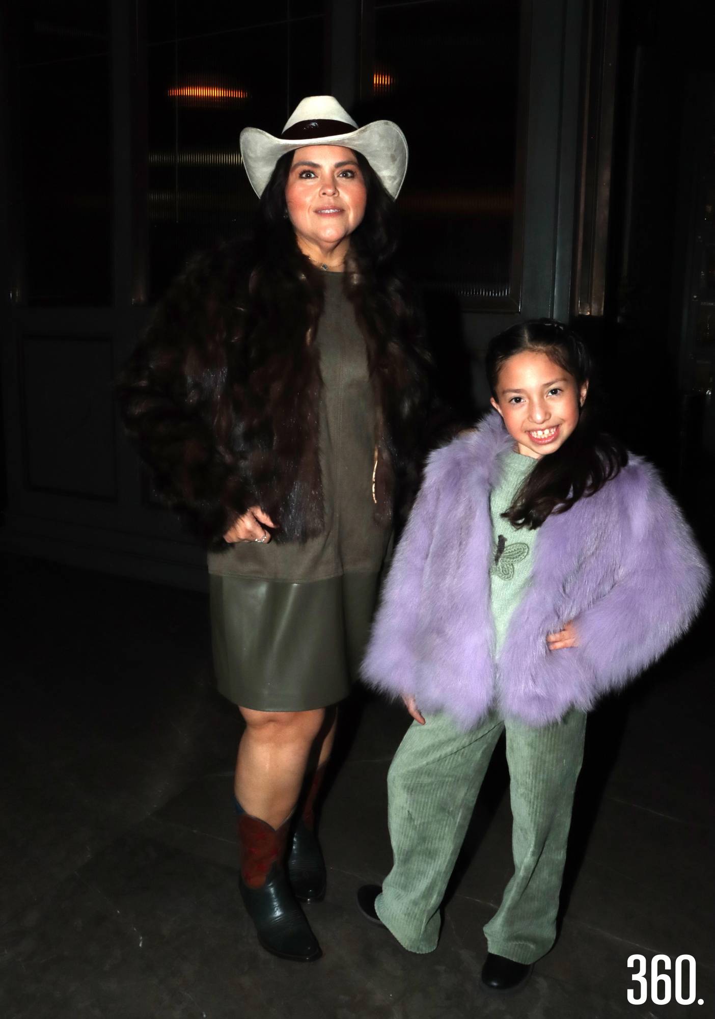 Ana Siller con su hija Isabel Valdés, quien fue parte de la pasarela. $!Ana Siller con su hija Isabel Valdés, quien fue parte de la pasarela.