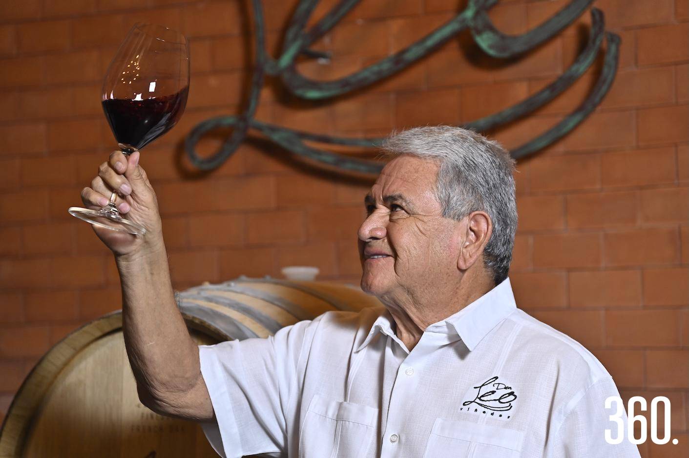 “Cada vino debe tener identidad propia”, afirma Paco mientras observa las plantaciones. $!“Cada vino debe tener identidad propia”, afirma Paco mientras observa las plantaciones.