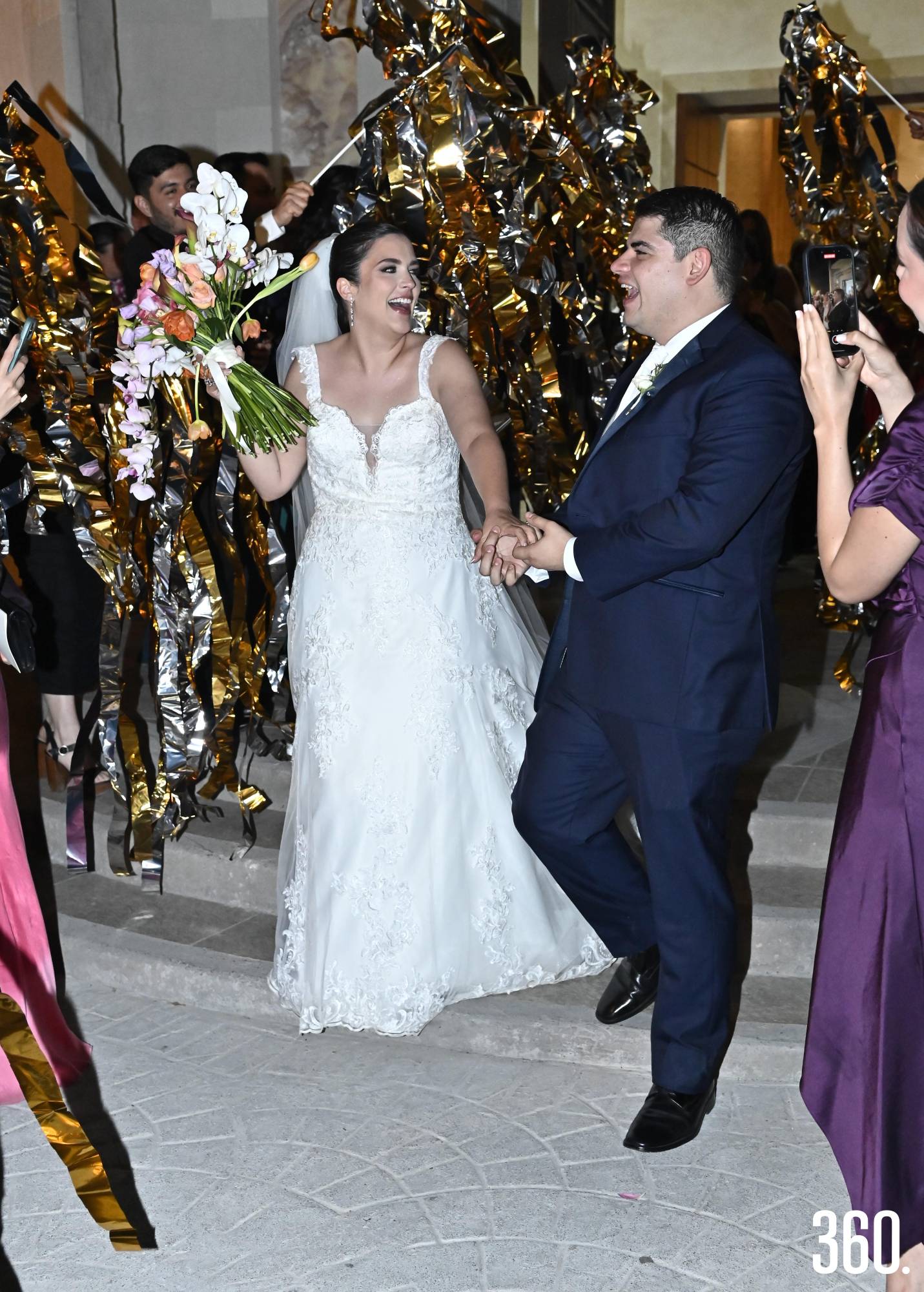 La pareja fue recibida con serpentinas doradas. $!La pareja fue recibida con serpentinas doradas.