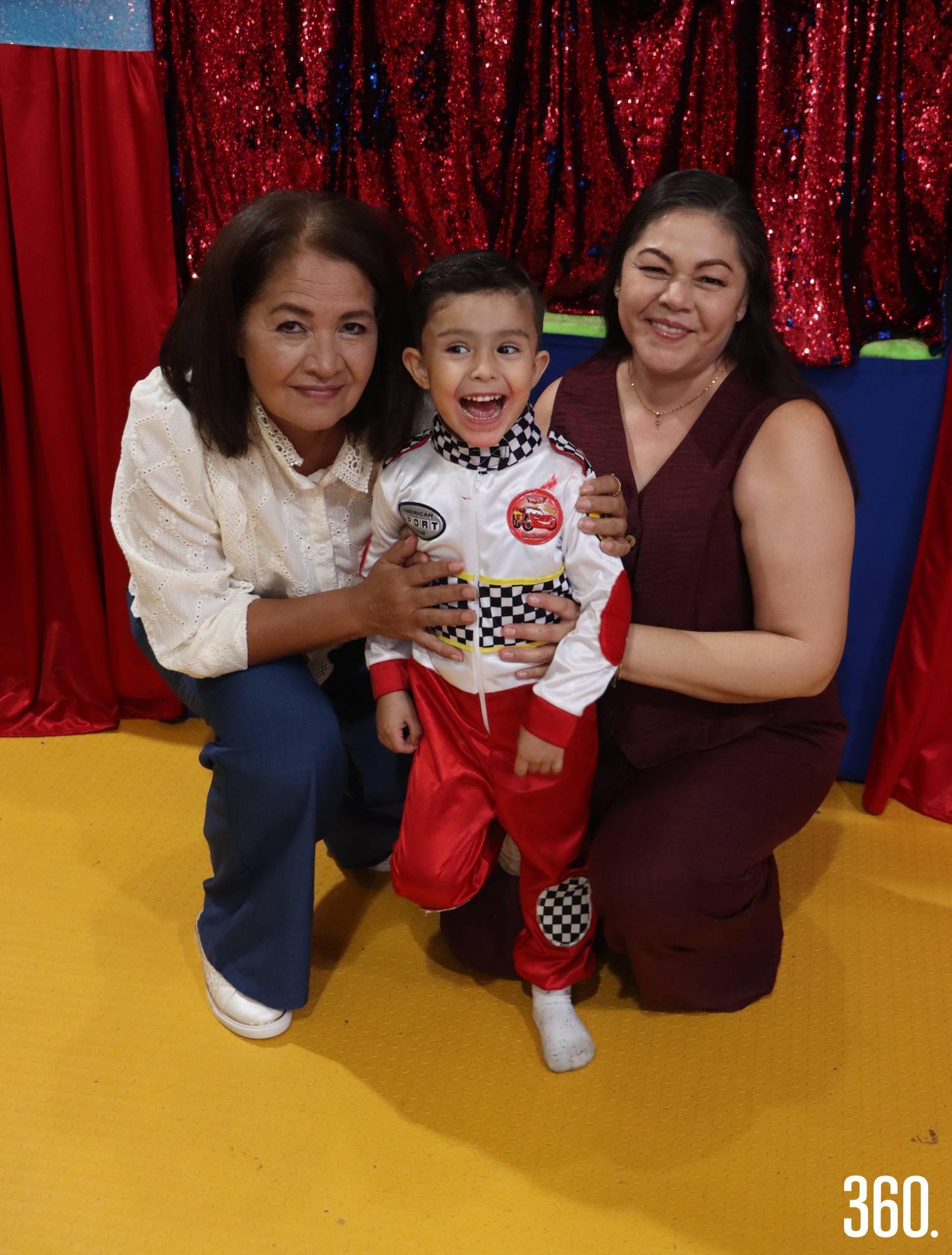 Gerardito con sus abuelas, Ivonne Lara y Perla Valdez. $!Gerardito con sus abuelas, Ivonne Lara y Perla Valdez.