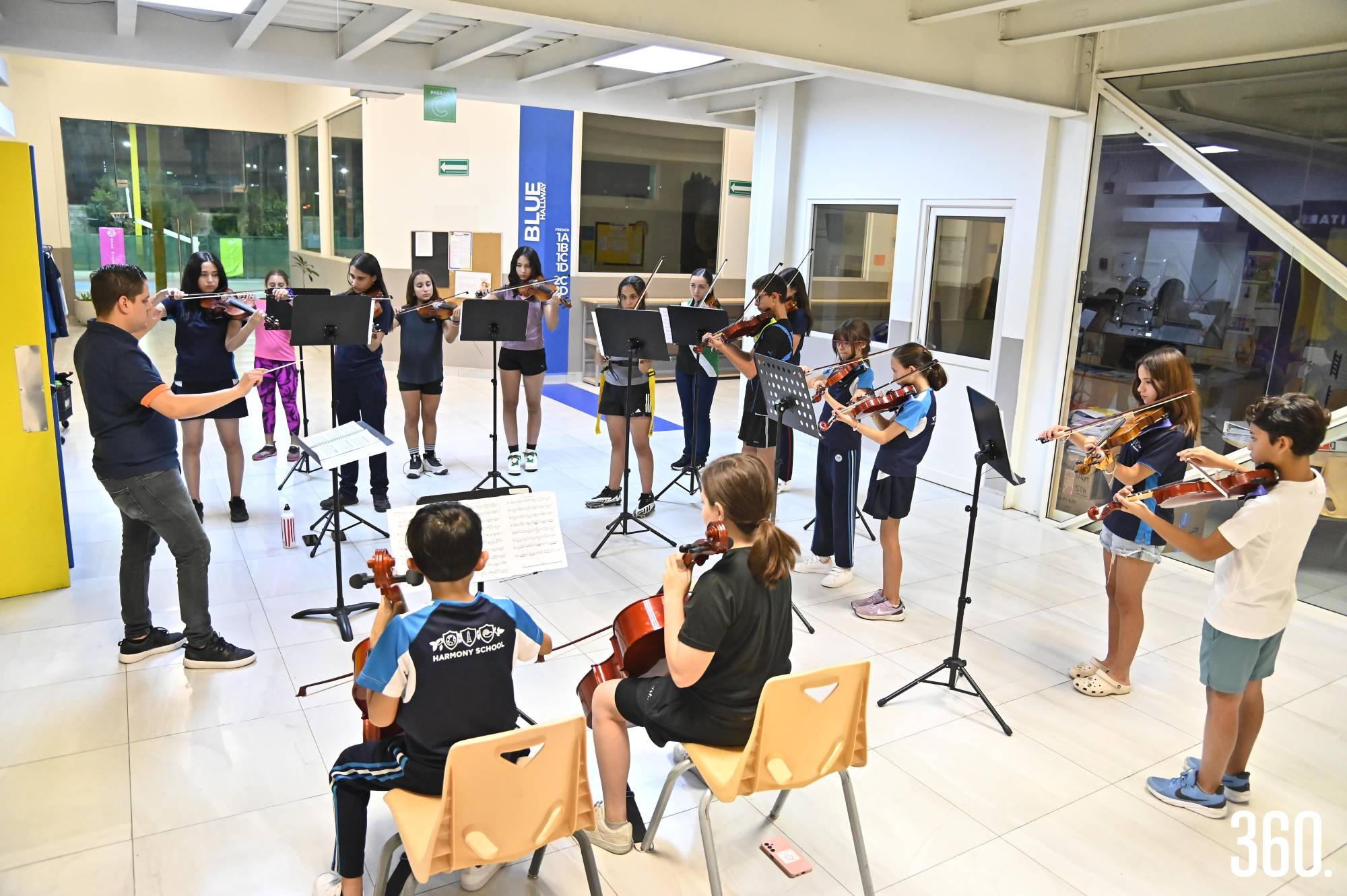 Familias y alumnos disfrutan de un espacio donde la práctica constante se convierte en hábito y la música en herramienta de vida. $!Familias y alumnos disfrutan de un espacio donde la práctica constante se convierte en hábito y la música en herramienta de vida.