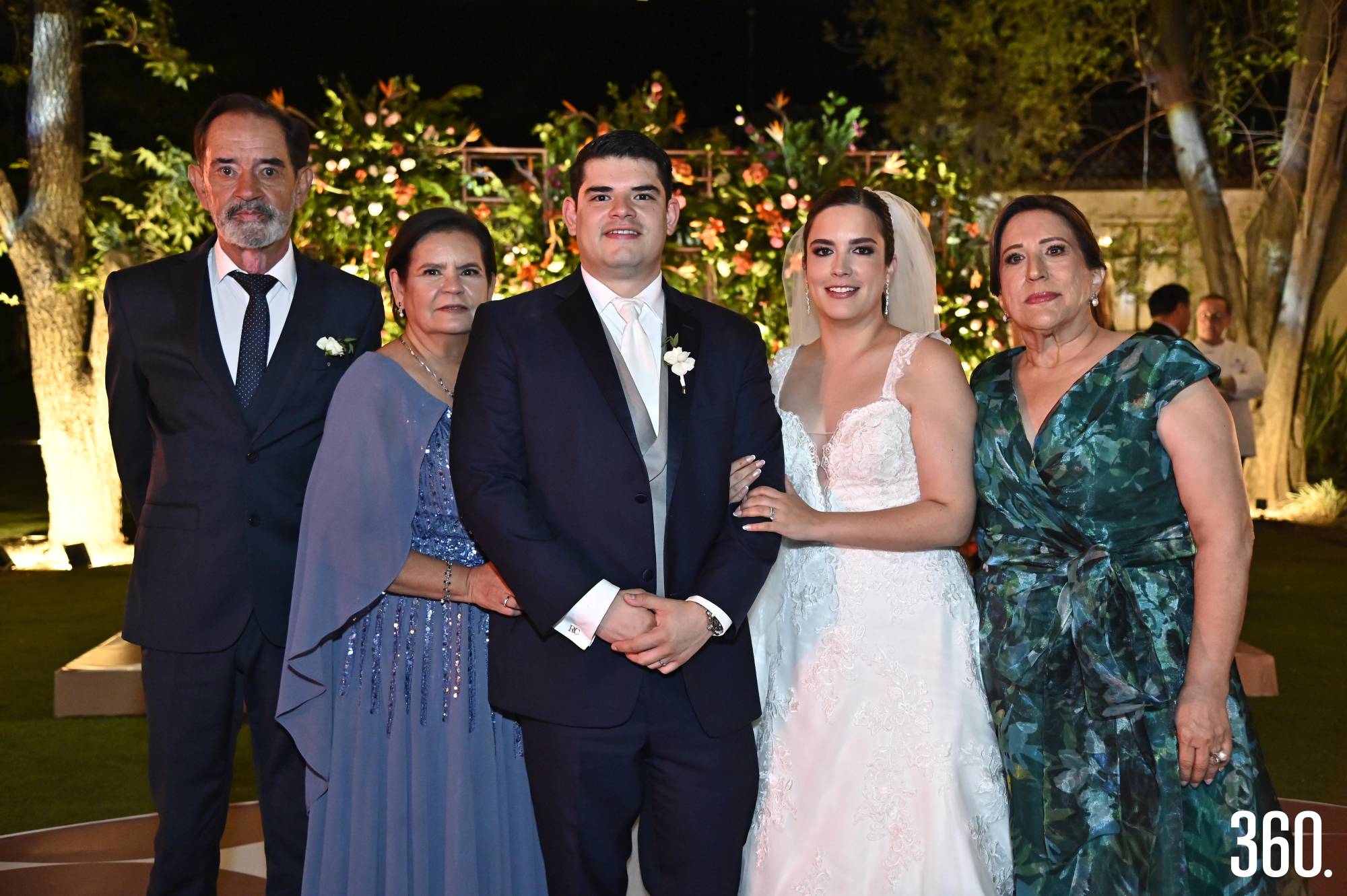 Los recién casados con Edgar Ulises Córdova y Beatriz García, padres del novio, y María Elena del Bosque Dávila, mamá de la novia. $!Los recién casados con Edgar Ulises Córdova y Beatriz García, padres del novio, y María Elena del Bosque Dávila, mamá de la novia.