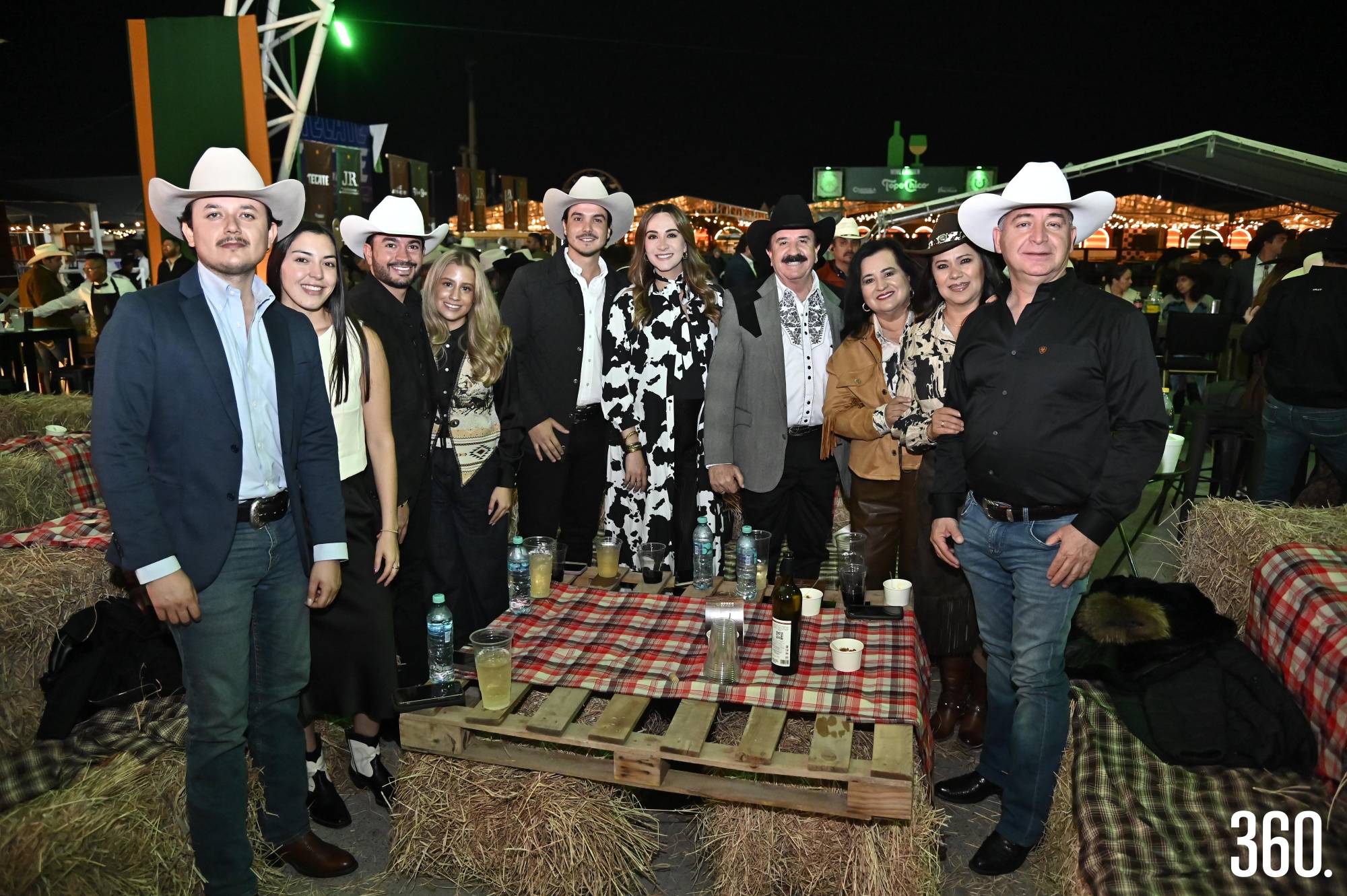 Jesús Ramos, Ana Gamez, Lalo González, Paola Oviedo, Guillermo Torres, Anna González, Abelardo González, Norma Reyes de González, Guadalupe Garzay Rolando González. $!Jesús Ramos, Ana Gamez, Lalo González, Paola Oviedo, Guillermo Torres, Anna González, Abelardo González, Norma Reyes de González, Guadalupe Garzay Rolando González.