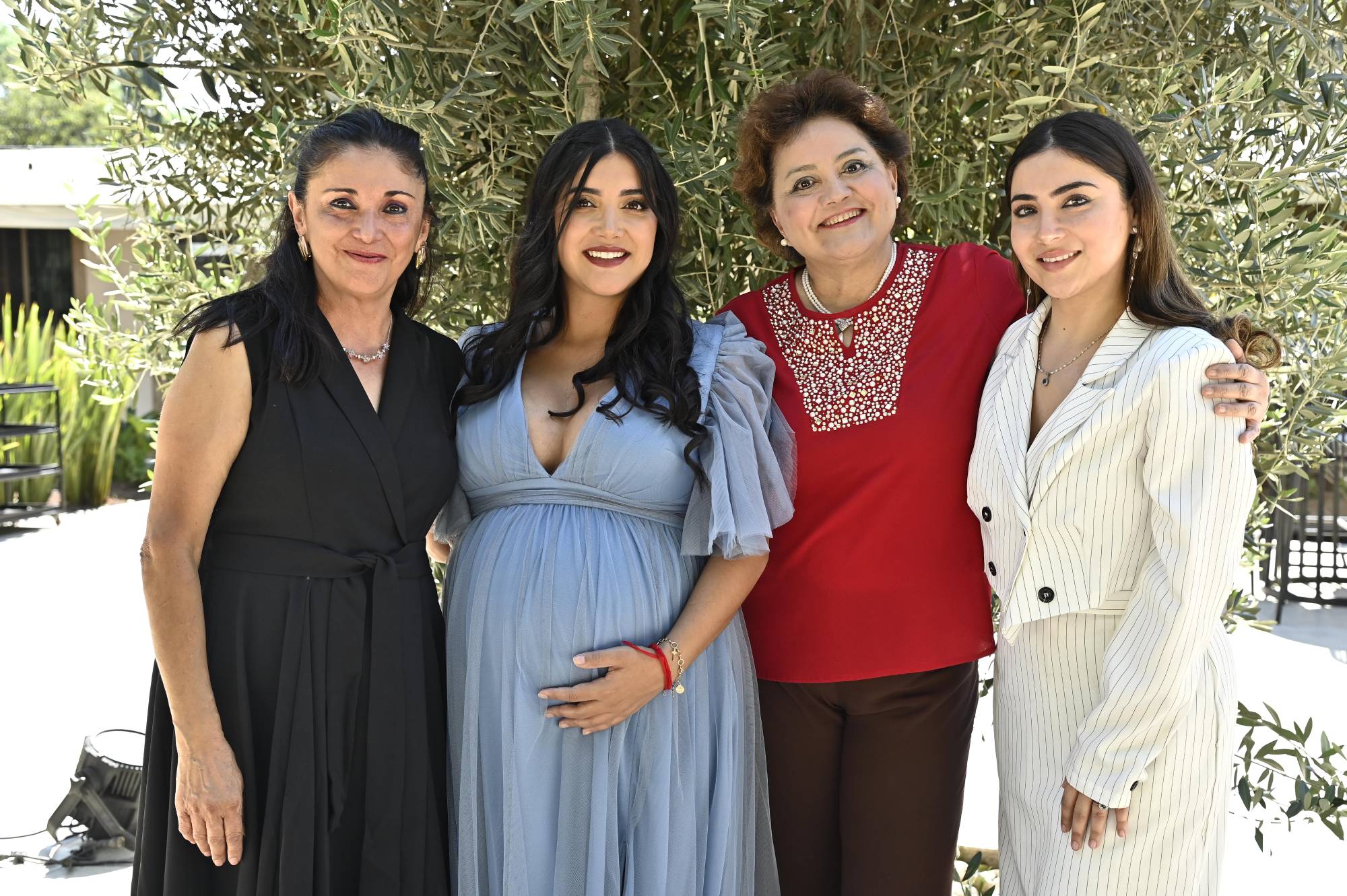 Mariel con las organizadoras, su mamá Patricia Mares, su hermana Natalia Ramos y su suegra Magdalena Zamora. $!Mariel con las organizadoras, su mamá Patricia Mares, su hermana Natalia Ramos y su suegra Magdalena Zamora.