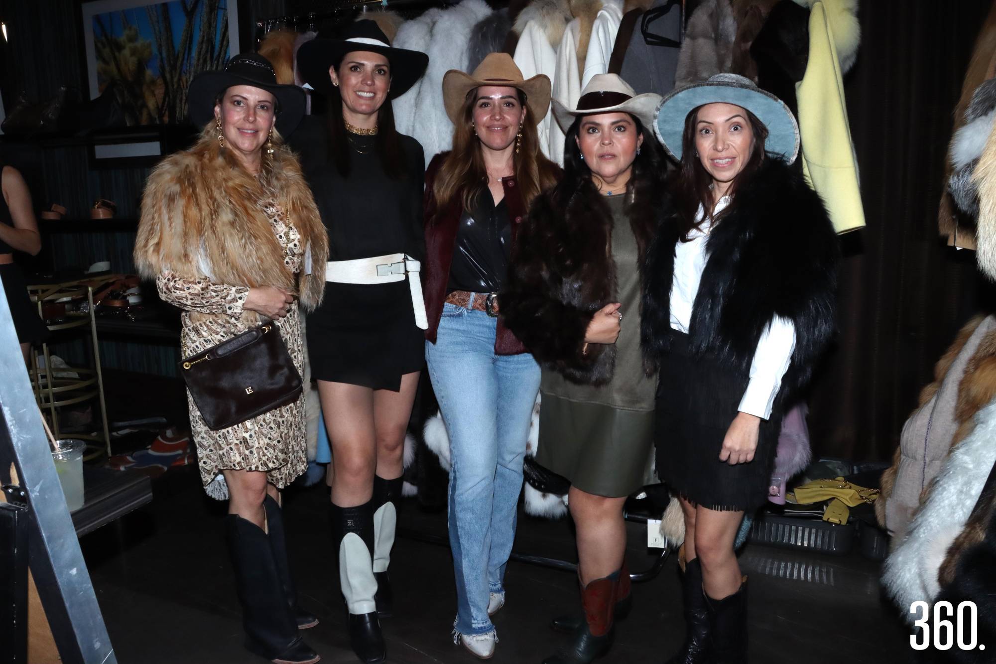 Ale Becker, Mariana López, Liliana Jiménez, Ana y Brenda Siller organizadoras de la pasarela en Mochomos. $!Ale Becker, Mariana López, Liliana Jiménez, Ana y Brenda Siller organizadoras de la pasarela en Mochomos.