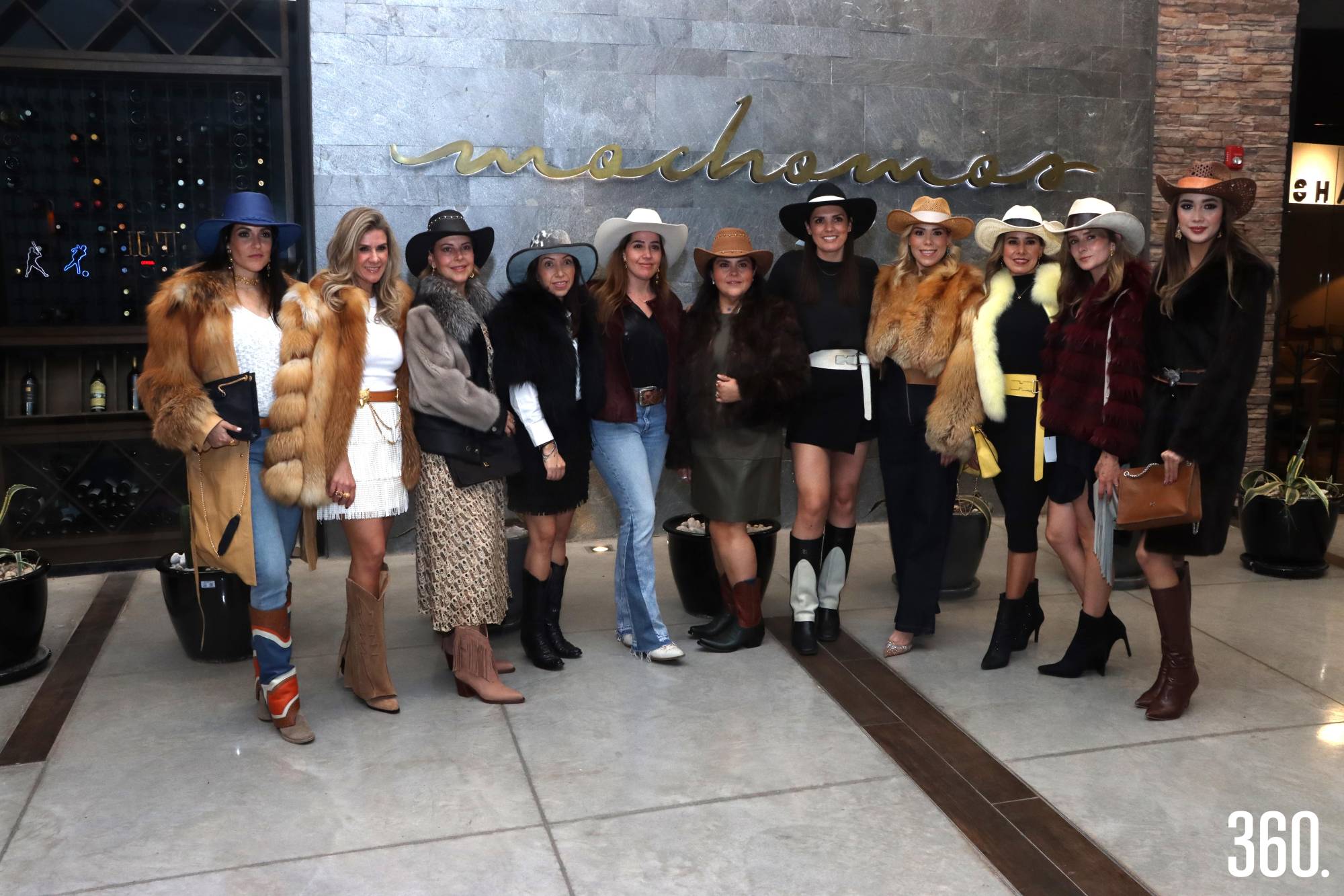Ale Becker, Brenda Siller, Liliana Jiménez, Ana Bertha Siller y Mariana López junto a las modelos participantes. $!Ale Becker, Brenda Siller, Liliana Jiménez, Ana Bertha Siller y Mariana López junto a las modelos participantes.