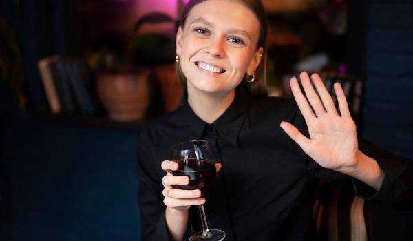 El alcohol eleva el azúcar en sangre y afecta al hígado; moderar su consumo es clave para cuidar la salud en la diabetes. El alcohol eleva el azúcar en sangre y afecta al hígado; moderar su consumo es clave para cuidar la salud en la diabetes.