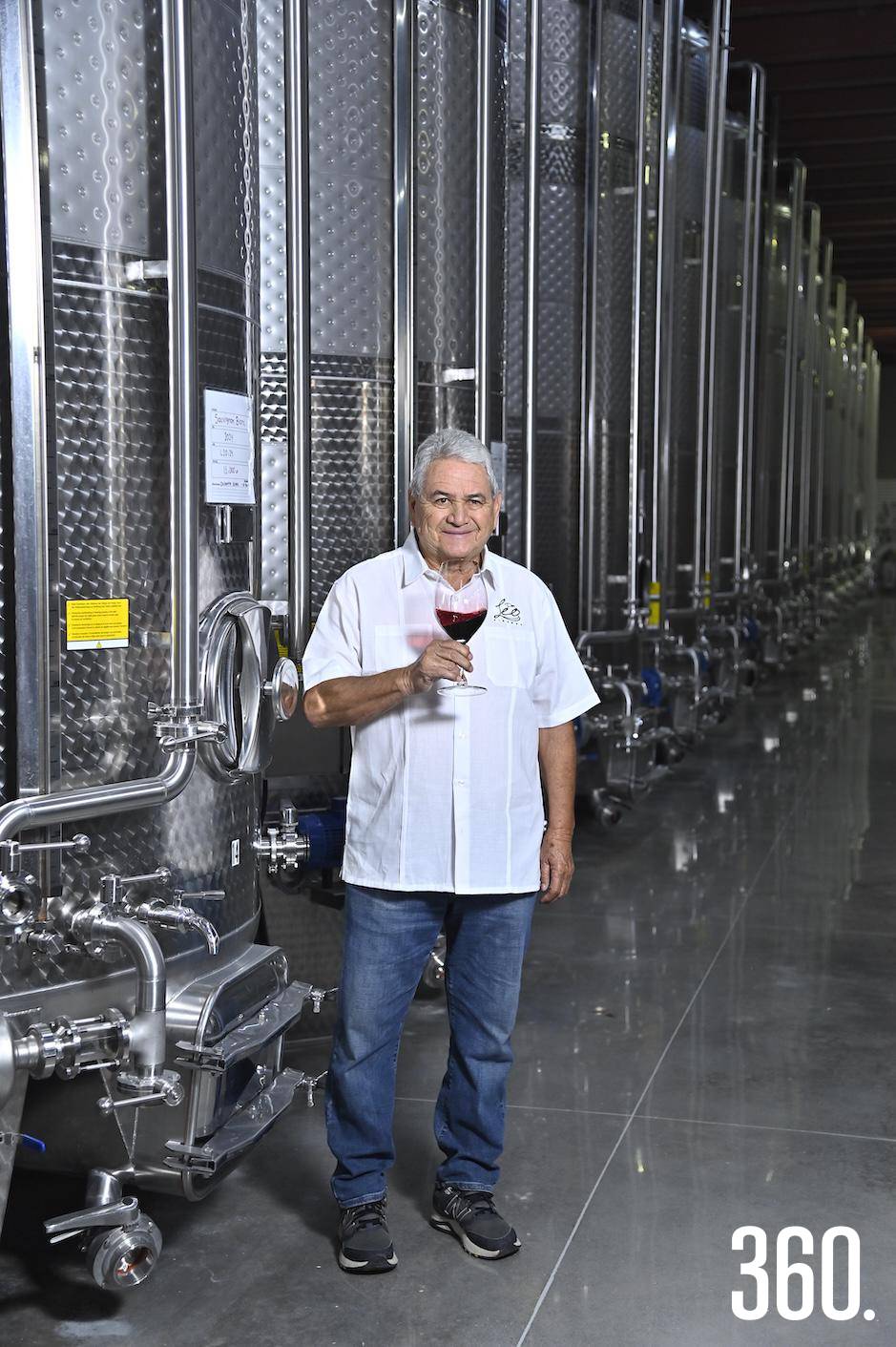 Paco Rodríguez, pionero de la enología moderna en Coahuila, en los viñedos de Don Leo. $!Paco Rodríguez, pionero de la enología moderna en Coahuila, en los viñedos de Don Leo.
