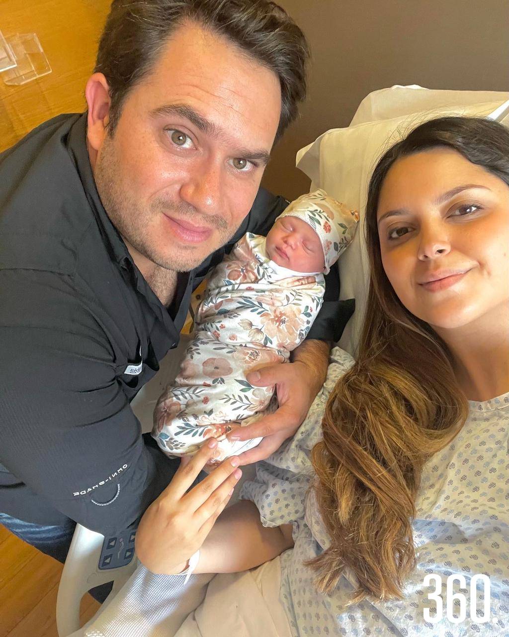 $!Con sus papás, Eduardo y Gabriela.
