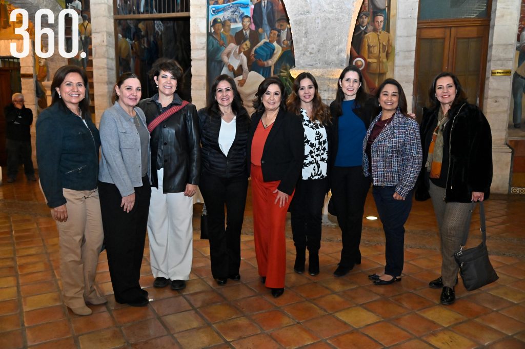 $!Laura Valdez Nieto con sus amigas.