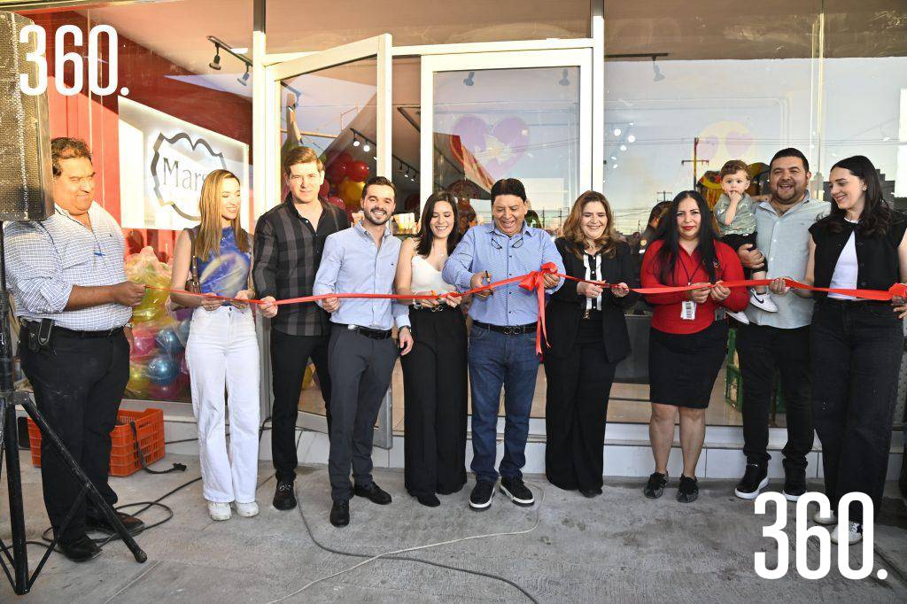 $!La familia en el corte de listón.