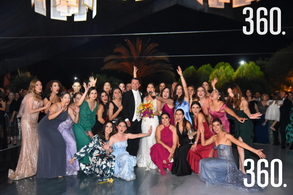 $!Los novios con sus amigos.