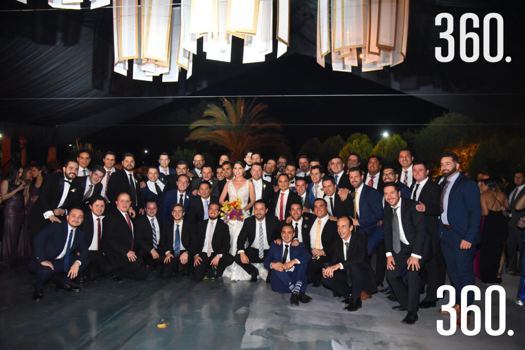 $!Los novios con sus amigos.