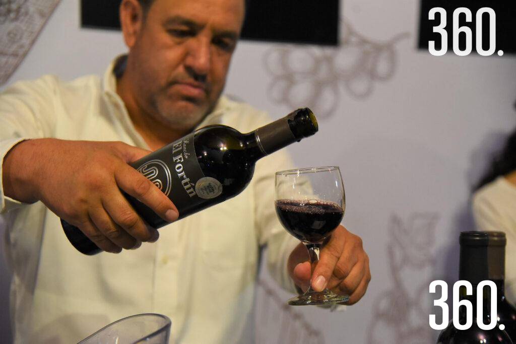 $!Se ofrecieron diferentes vinos de la región.