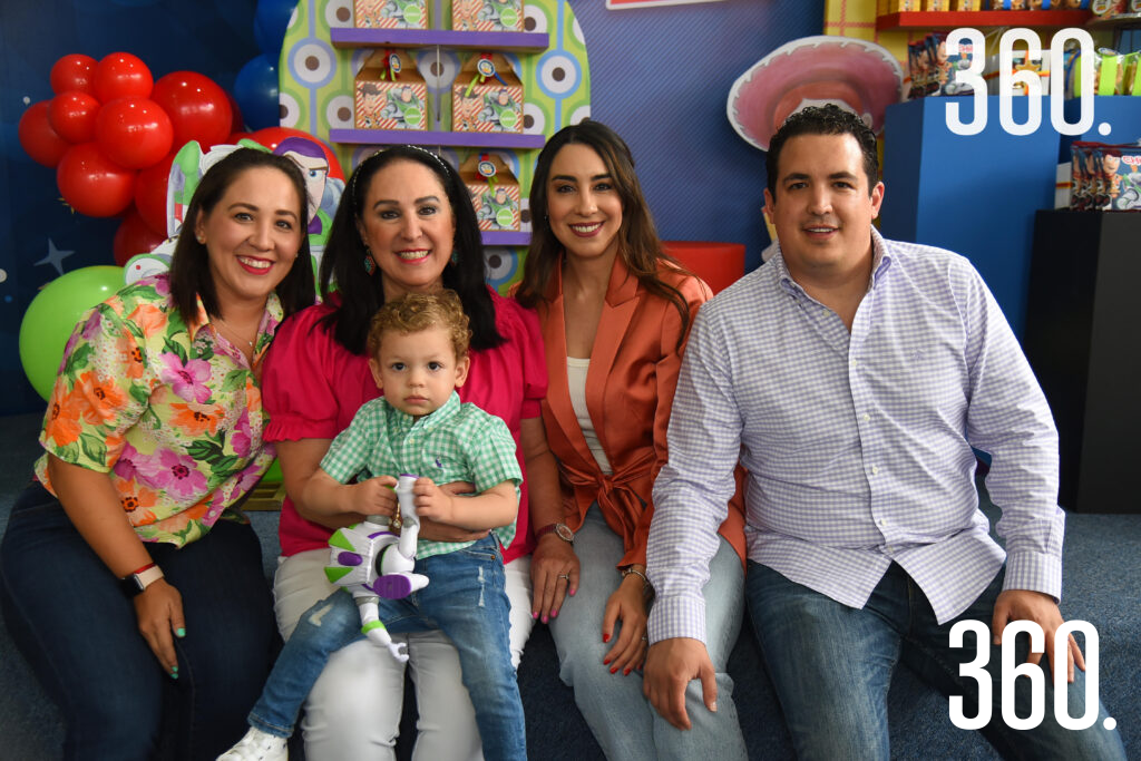 $!Adrián acompañado de su familia.