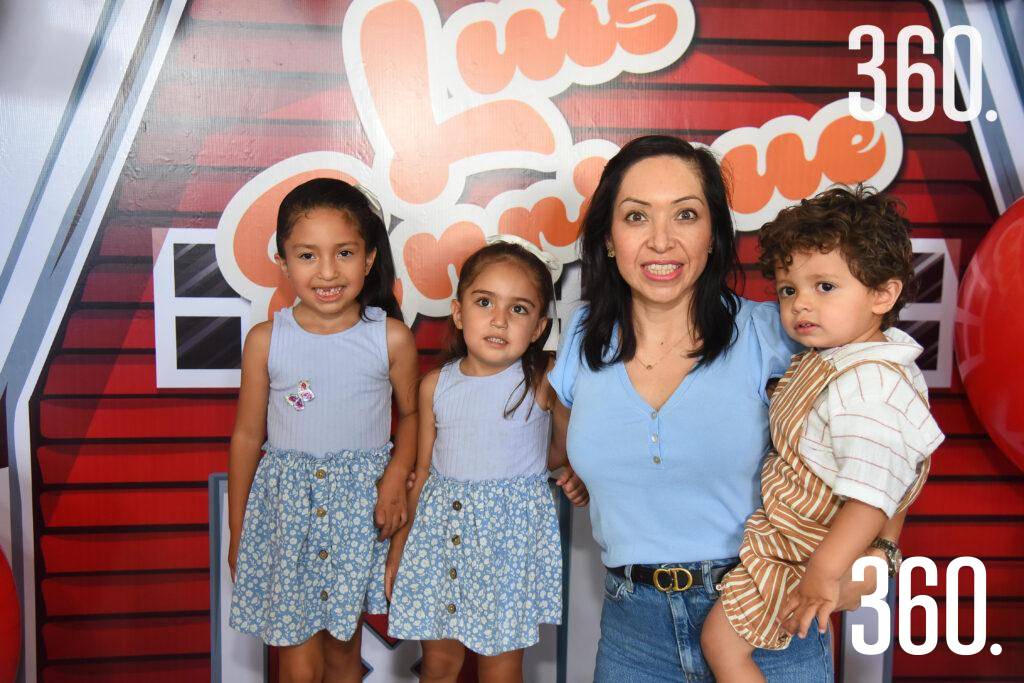 $!Isabela Valdés, Victoria Valdés y Brenda Siller con el festejado.