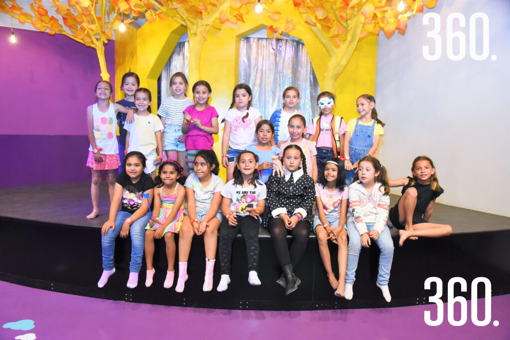 $!La cumpleañera con sus amigas.
