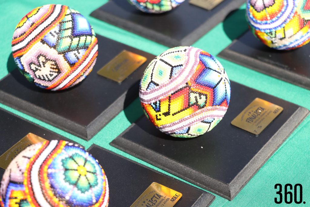 $!Los ganadores en singles recibieron un trofeo.
