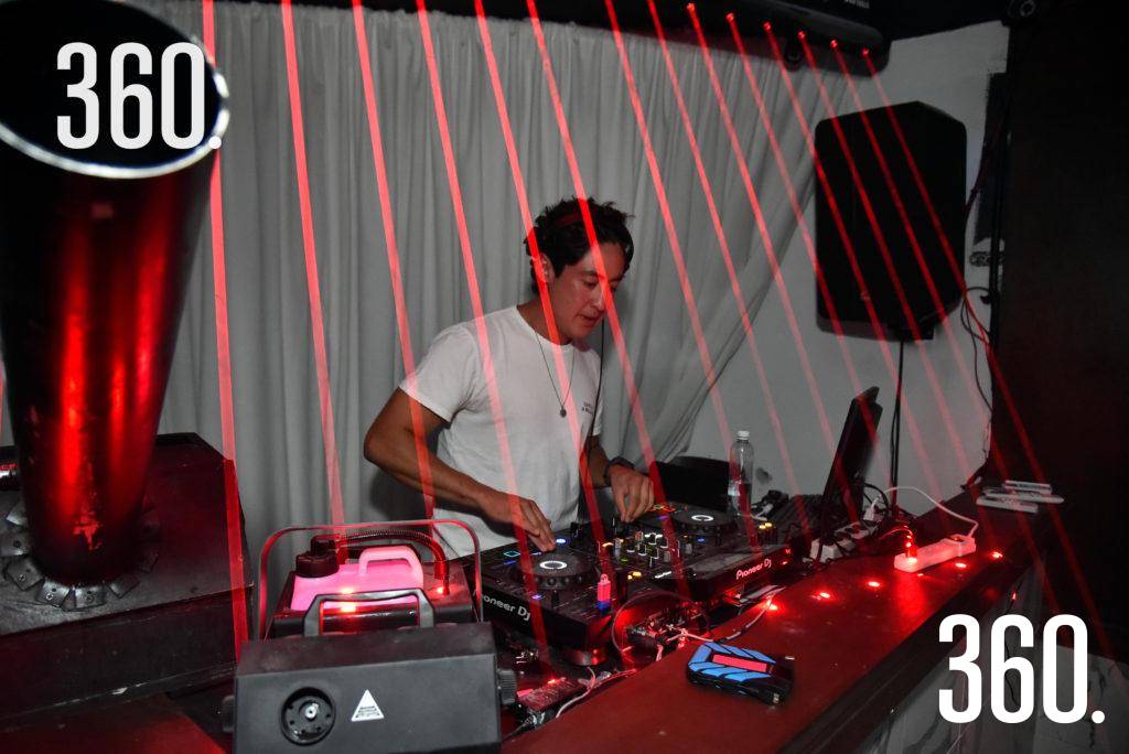 $!El Dj puso ambiente en el opening.