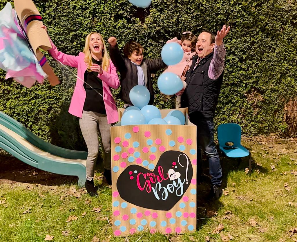 $!Raúl Viesca y Graciela Talamás haciendo el gender reveal.