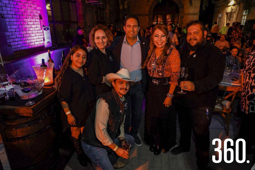 $!El alcalde Javier Díaz acompañó la velada gastronómica en el corazón de la ciudad.