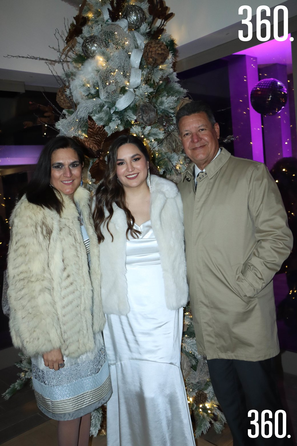 $!Tatiana con sus padres, Teresa Correa y Felipe Calderón