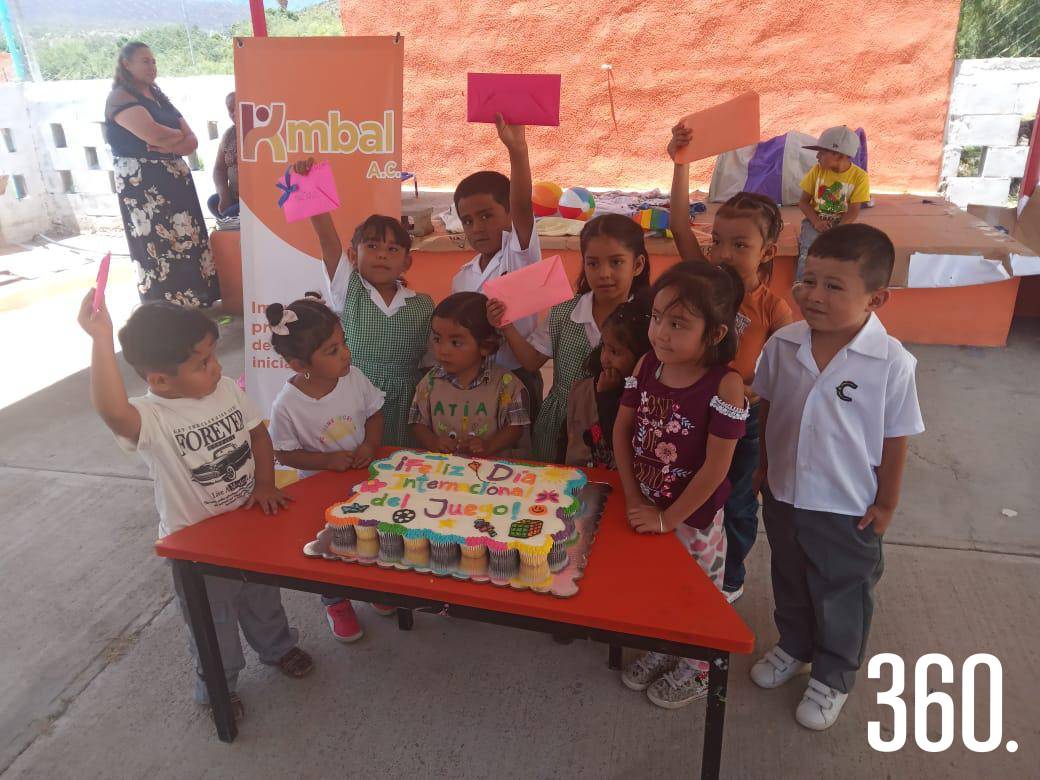 $!Conmemoración del Día Internacional del Juego y entrega de una Caja de Juegos por parte de Kmbal A.C. al centro comunitario de CONAFE en General Cepeda, junio de 2025.