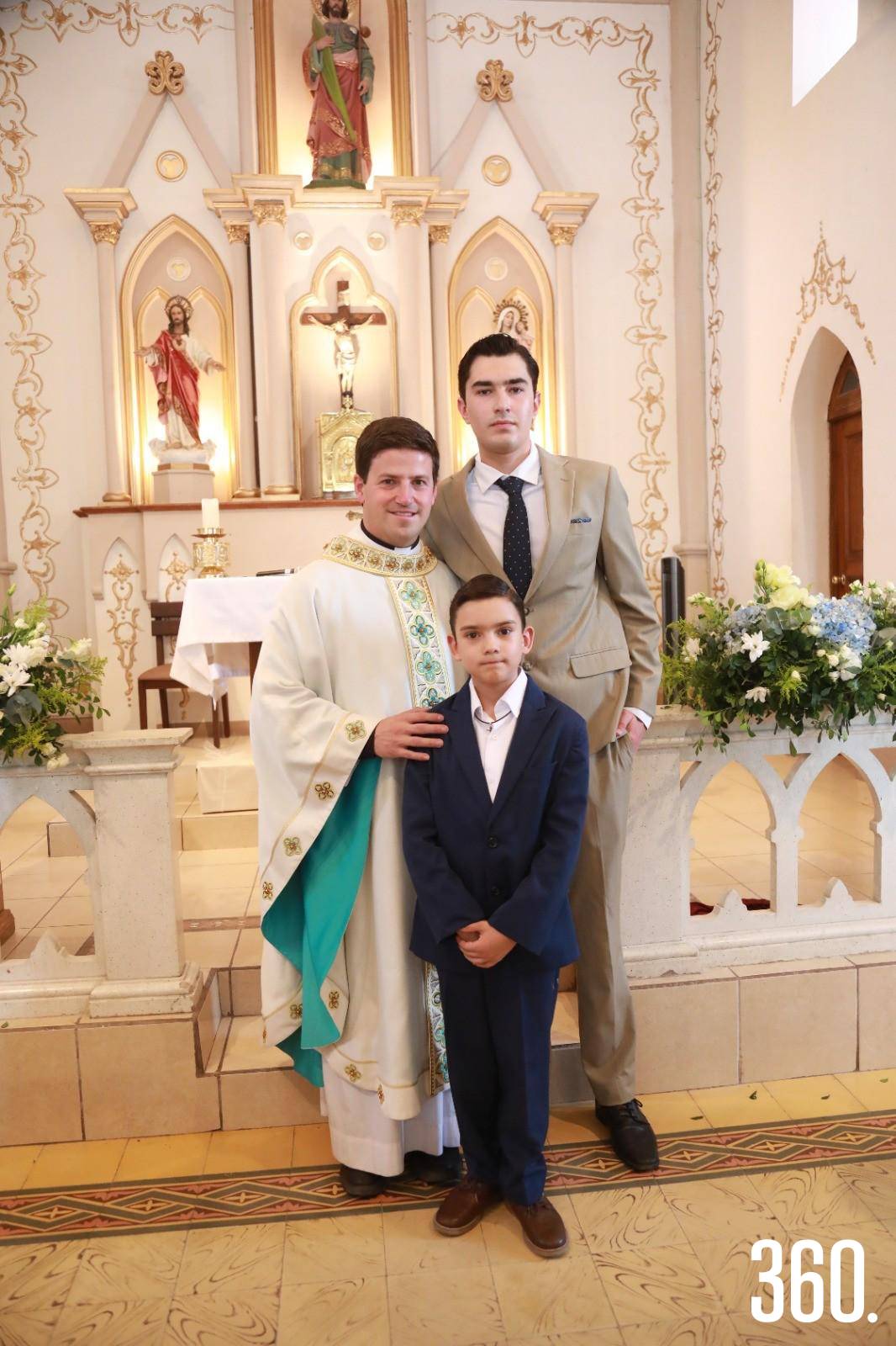 $!Gerardo con el P. Michel Errecart y su padrino, Eduardo Recio.