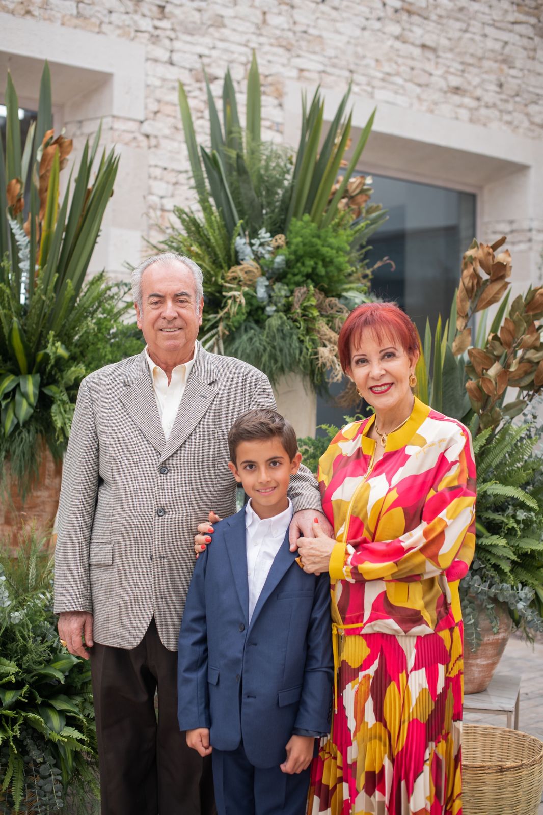 $!Con sus abuelos maternos, José Luis Valdés y Olga Nelly Sahagún.