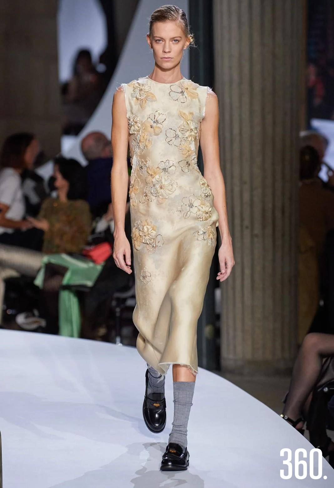 $!Los zapatos con calcetas: un statement editorial que aún busca convertirse en tendencia real.