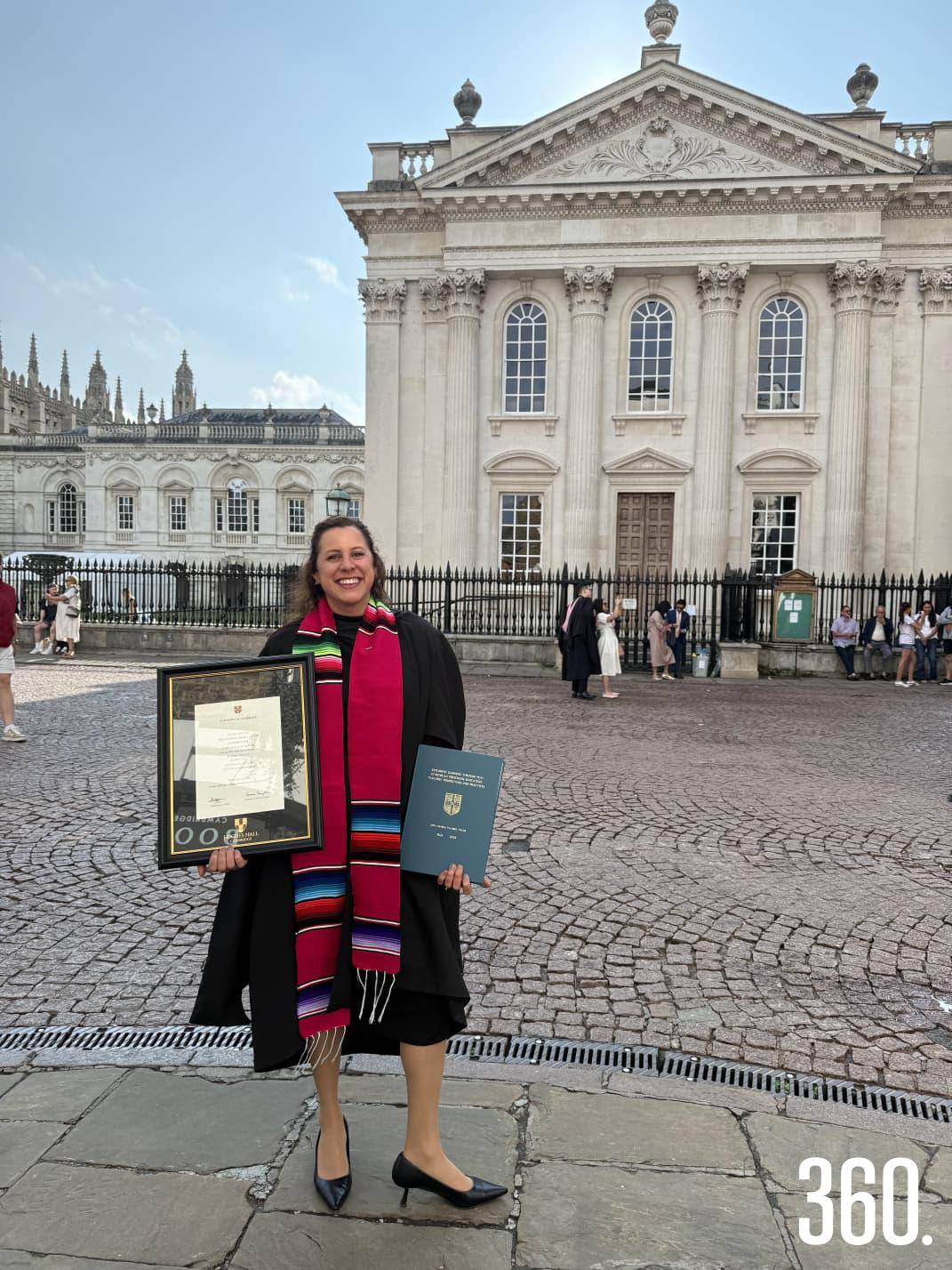 $!Dina con el título de doctorado y su tesis Doctoral en la Senate House, Universidad de Cambridge.