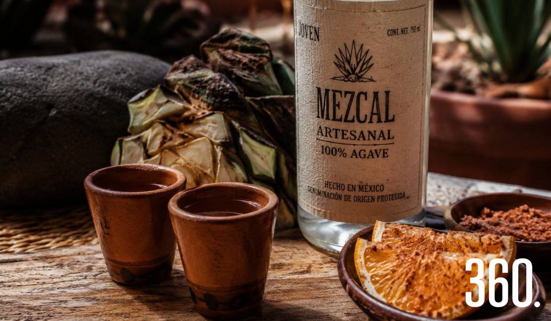 El mezcal, elaborado de forma artesanal en distintas regiones del país, es una de las bebidas que mejor reflejan la diversidad cultural de México.