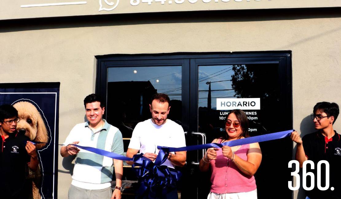 Luis Arturo Granadino, Luis Alberto Rodríguez González y la doctora Brenda Anahí Martínez de la Torre, acompañados de personal de Pet Village, realizaron el corte inaugural.