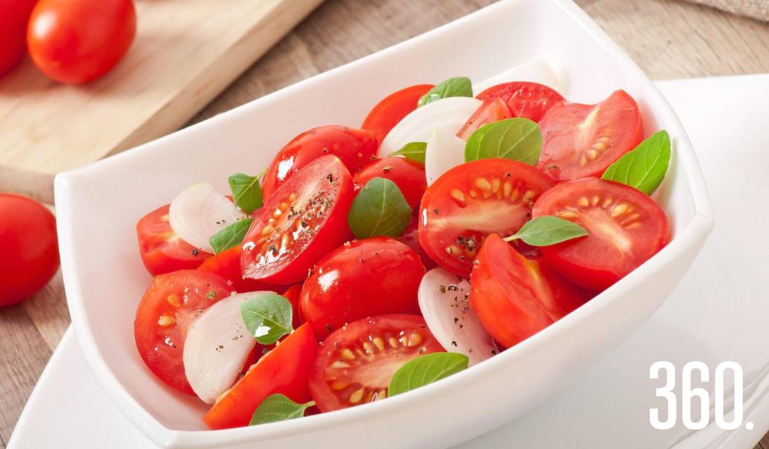 Tomates frescos, hierbas aromáticas y aceite de oliva: una combinación simple que encierra historia, sabor y tradición.
