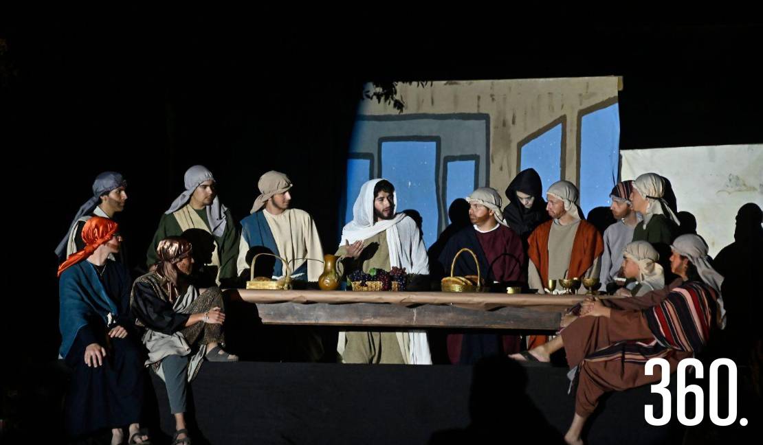 Alumnos de preparatoria escenificaron la Última Cena con solemnidad.