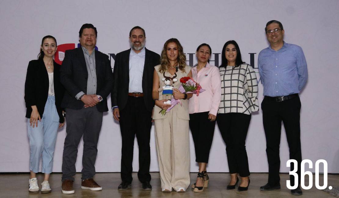 Jesús Santos Pérez y Paula Aguilar acompañados por integrantes del departamento de Psicopedagogía y docentes.