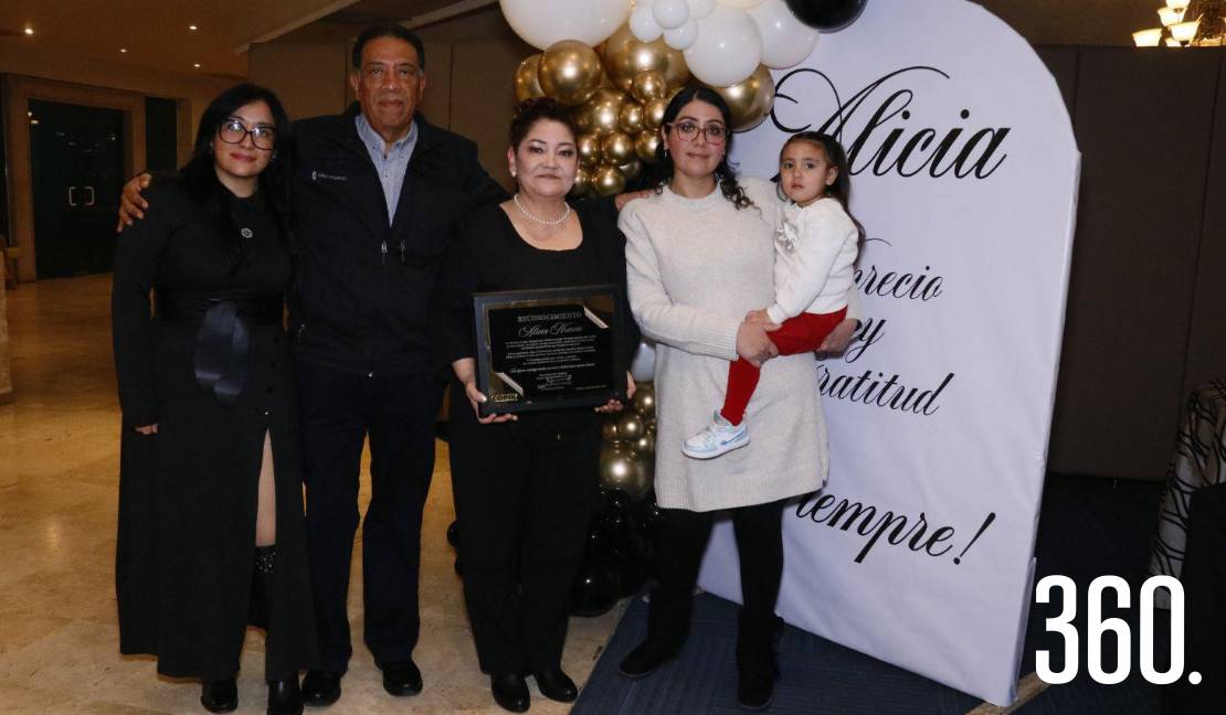 Alicia Nuncio con Carlos Ernesto Guillermo, Alina y Karla Guillermo y Catalina de León Guillermo.