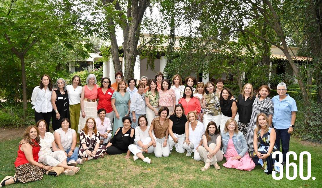 Con emoción, nostalgia y muchas ganas de abrazarse, se celebró el 50 aniversario de egresadas de secundaria del Colegio La Paz.