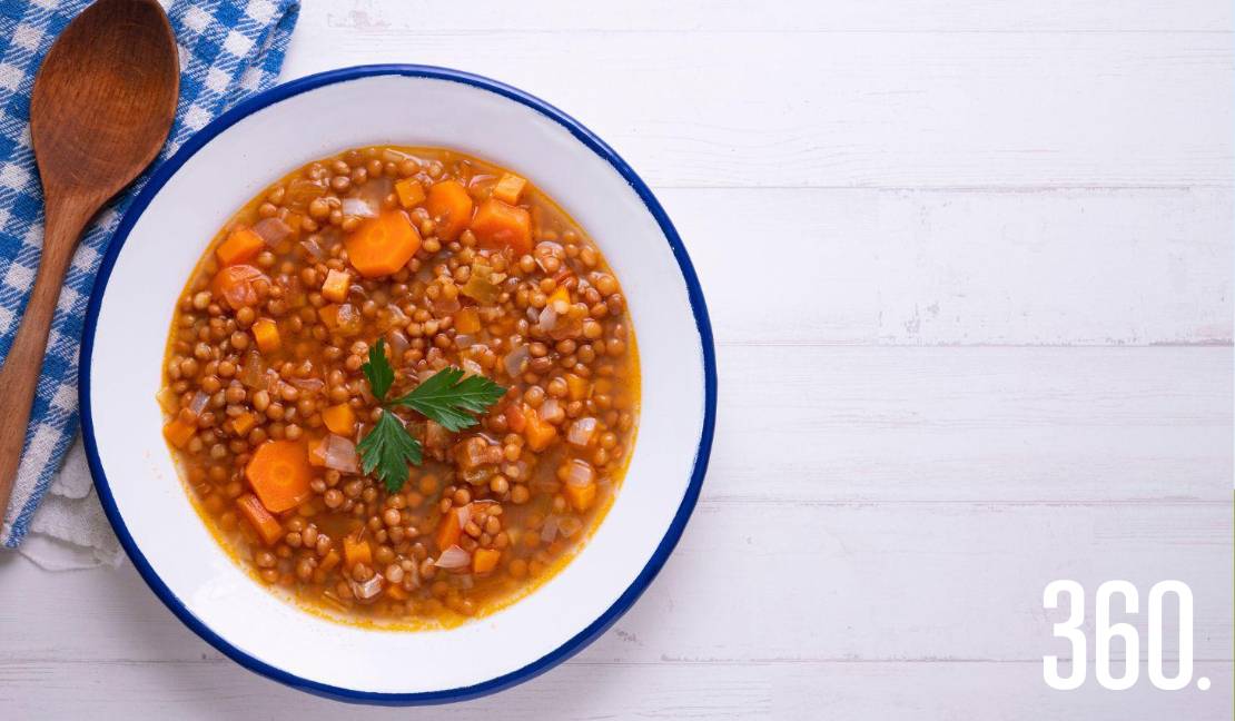 Lentejas guisadas con verduras, platillo reconfortante.