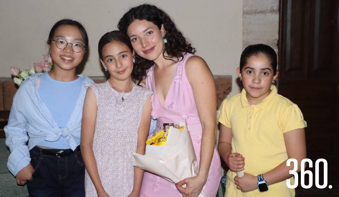 Adriana Solís, directora de la Academia de Arte Lily, con Julia Yoojoo Hwang, Victoria Grinberg y Carolina Acosta.