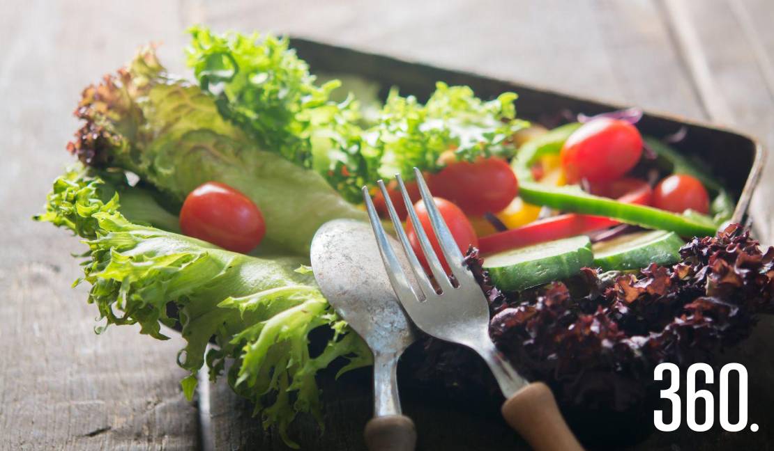 Un plato de ensalada que refleja la elección vegetariana, cada vez más presente en la mesa cotidiana.