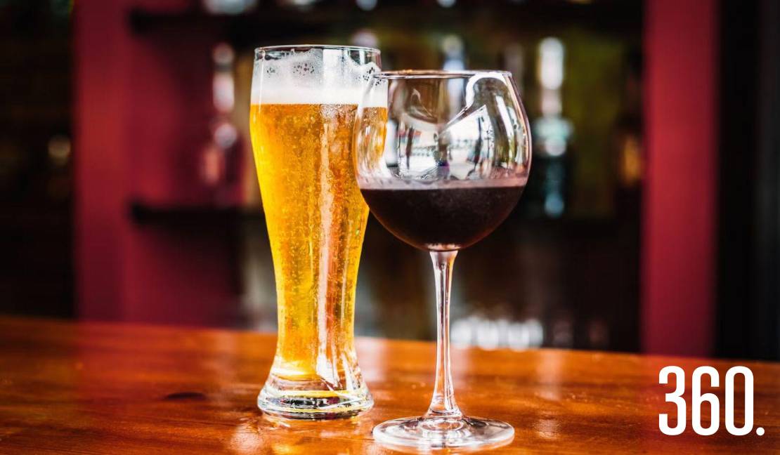 Vino y cerveza no compiten necesariamente: cada bebida encuentra su mejor lugar según los sabores del plato.
