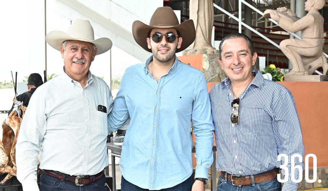 Leonardo con su papá, Leonardo Dávila, y su suegro, Javier Cabello.