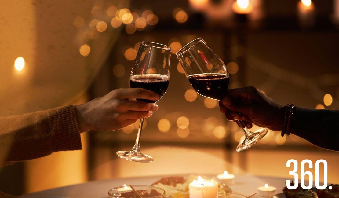 Una copa de vino compartida siempre cuenta dos historias distintas.