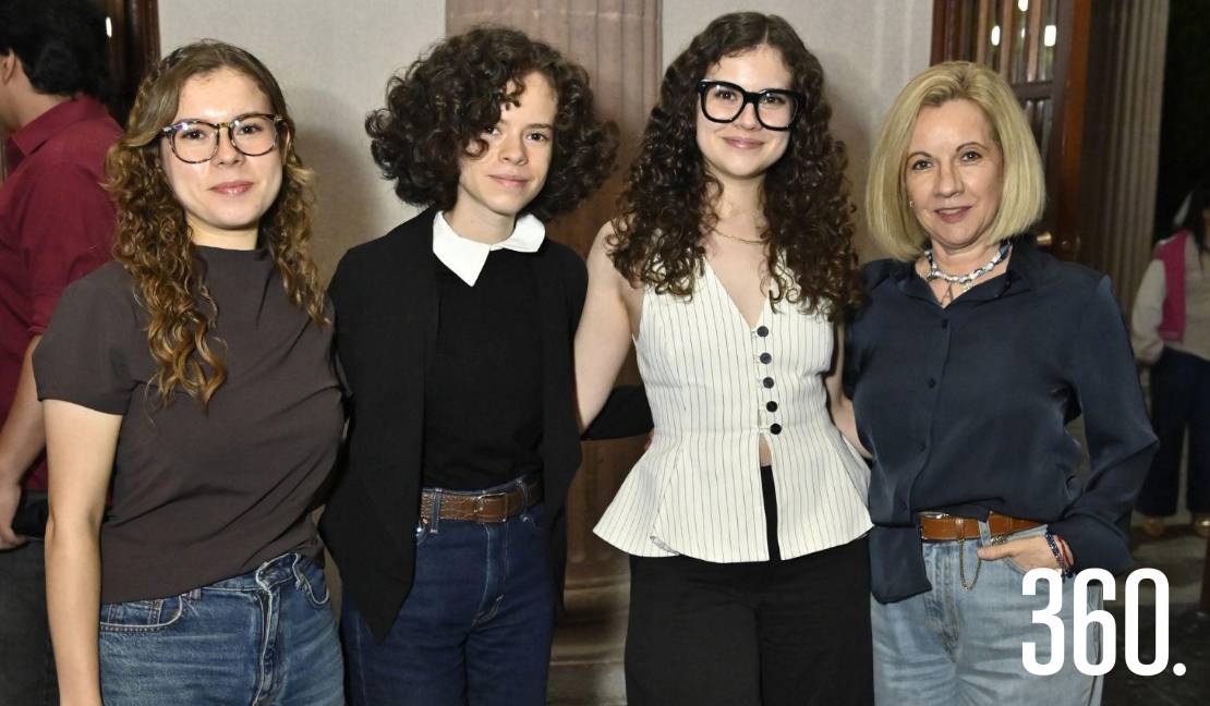 Fabiola, Marisol y Nayeli Rubalcaba con Blanca Aracely Pedroza.